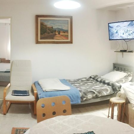 B&B Family Basement Apartment, Breakfast, Free Parking, 5Km From Tulln Chorherrn المظهر الخارجي الصورة